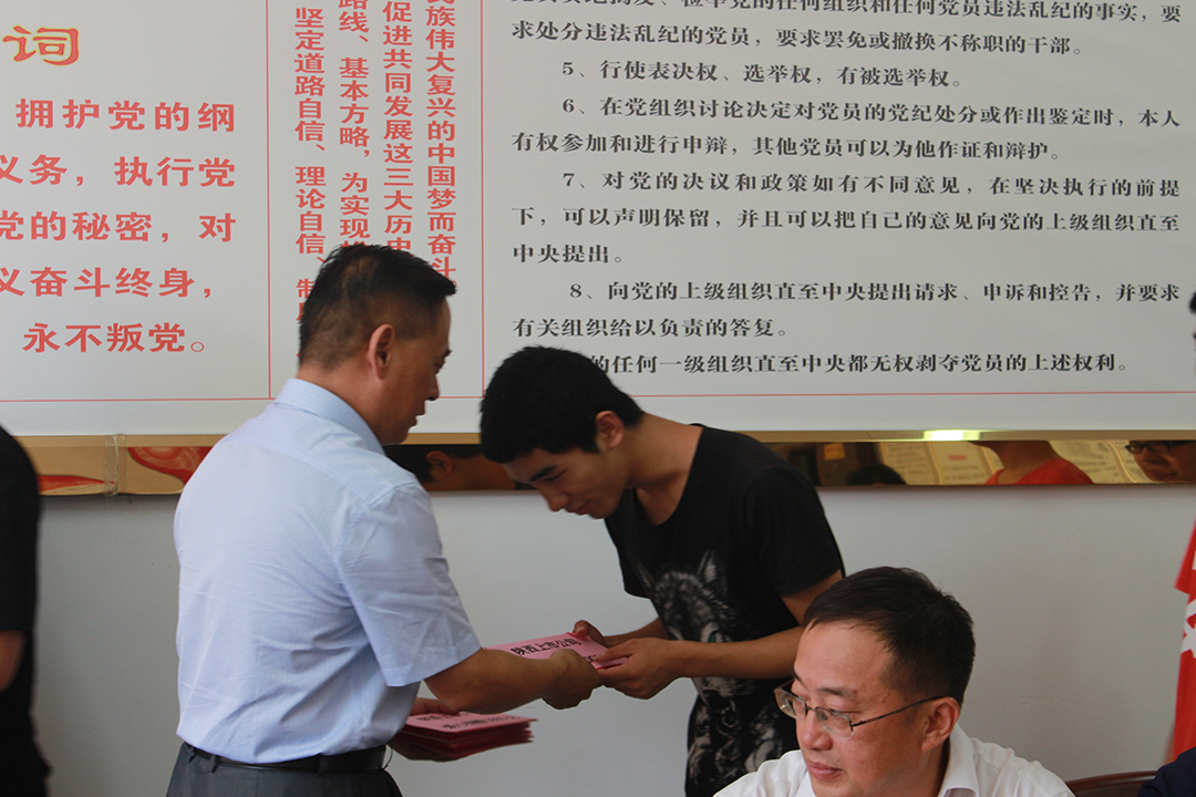 1667550152.jpg 2018年8月16日爱心助学 助推脱贫 履行社会责任.JPG